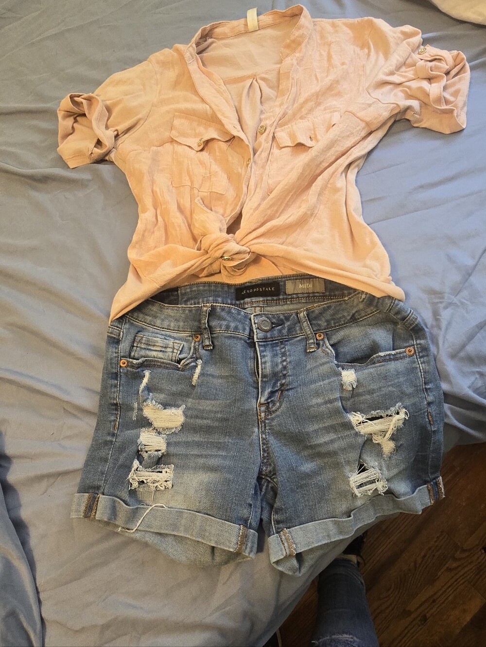 Aeropostale Distressed Midi Shorts, Size 6.